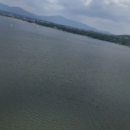 Nad Jeziorem Apartment *